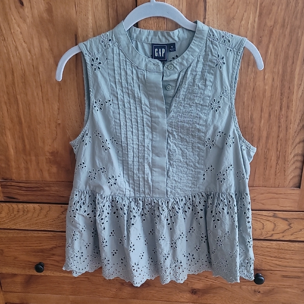 GAP Women's Green eyelet Sleeveless Top 100% cotton